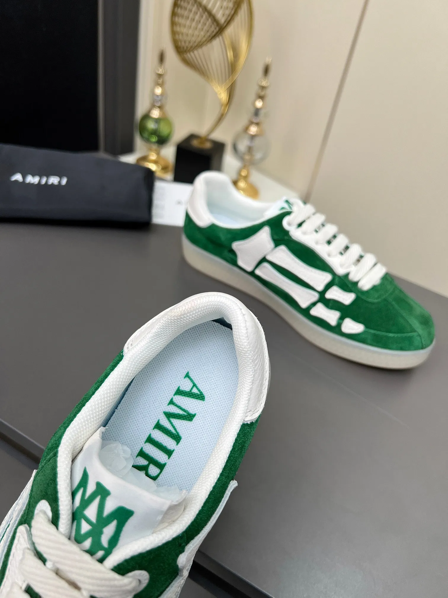 Men's Men's Shoes 💰580 Bone Shoes · AMIRI Skel-Top AMIRI 🔥 launches a new "ThePacific" series of low-top casual sports moral training shoes in the early spring of 2025. This iconic shoe covers men's and women's shoes, drawing inspiration from the brand's classic sports style and elegantly integrating West Coast style. "The Pacific" contrasting five-pointed star series is rooted in Amiri's unique California genes, showing the freedom and leisure atmosphere of the West Coast. This series launches two styles that incorporate the brand's iconic elements: the leather version is made of pure white leather with a same-color sole, and is embellished with star patterns on the side of the shoe, just like the bright starry sky of California. The black and ocean blue colors are shared by men and women, and there is also a red star model exclusive for men and a light pink star model exclusive for women. The suede model is decorated with the brand's classic bone pattern on the side of the shoe. The rubber sole and suede fabric complement each other. The color scheme covers black, chocolate and sand, and is suitable for both men and women. Made of imported cowhide and decorated with bone pieces on the sides of the upper, it is novel and unique and has a good three-dimensional effect! High-density breathable mesh lining + original molded TPU outsole 🙏 Recommended by celebrities, bloggers and internet celebrities, 🚵🏻 an indispensable item for shopping, partying and traveling. One of the most unmissable sneakers in 2025 ✦Color: 10 colors available ✦Size: Women’s size 35--40 ✦Size: Men’s size 39--45